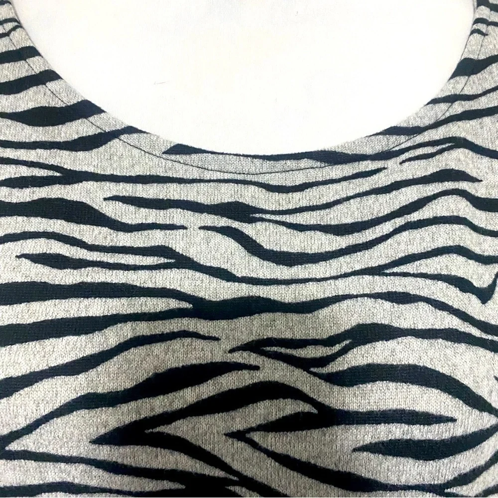 Harlow & Rose Women’s Blouse Zebra Print Size Large NWOT - Picture 2 of 8